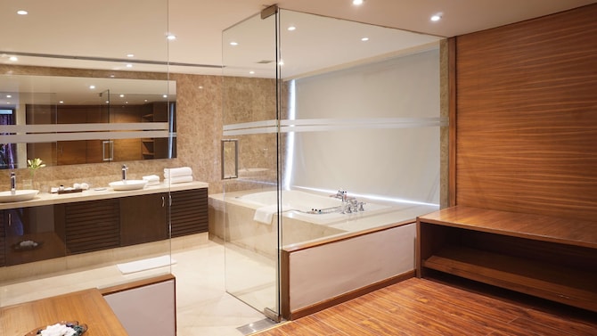 Radisson Blu Plaza Hotel, Hyderabad Banjara Hills - Suite bathroom