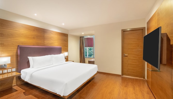 Radisson Blu Plaza Hotel, Hyderabad Banjara Hills - Junior Suite