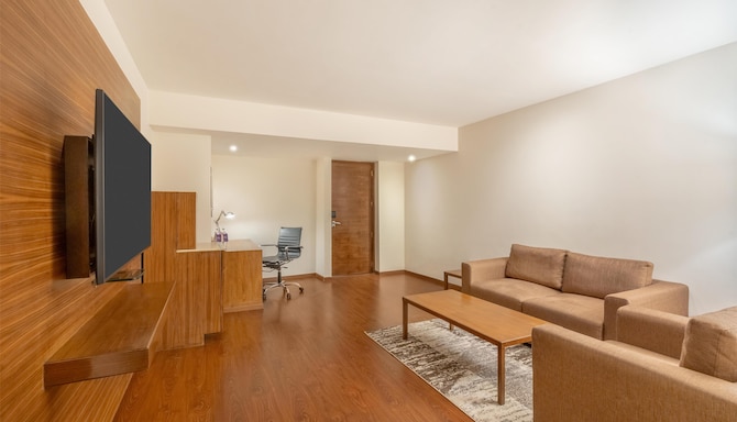 Radisson Blu Plaza Hotel, Hyderabad Banjara Hills - Junior Suite