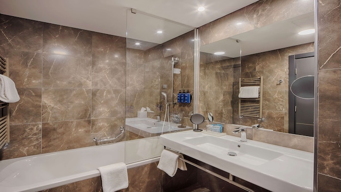 Radisson Blu Plaza Hotel, Ljubljana - Standard Room Bathroom