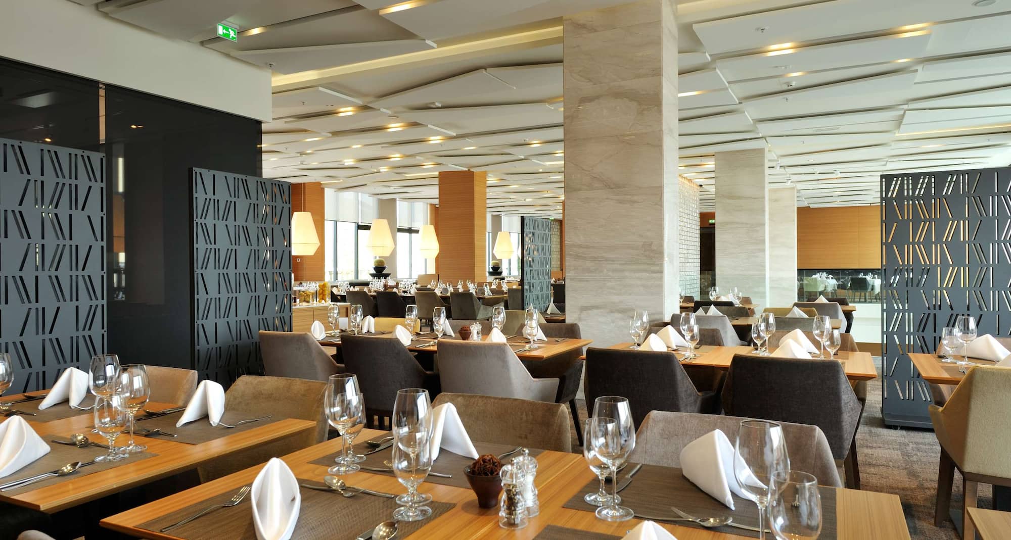 Radisson Blu Plaza Hotel, Ljubljana - Restaurant Set Table