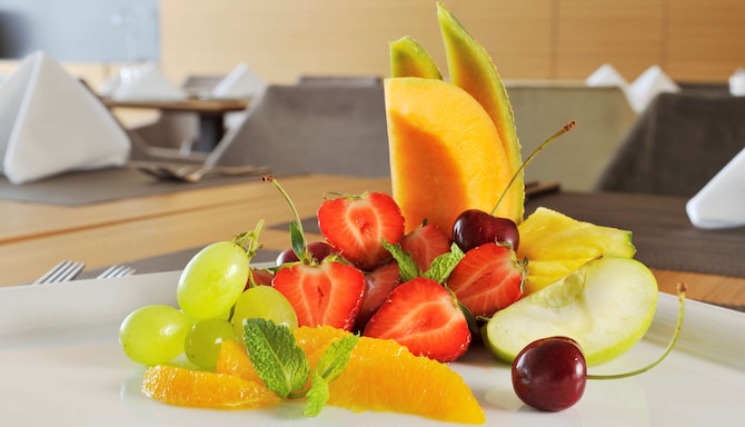 Radisson Blu Plaza Hotel, Ljubljana - Restaurant Breakfast Fruits