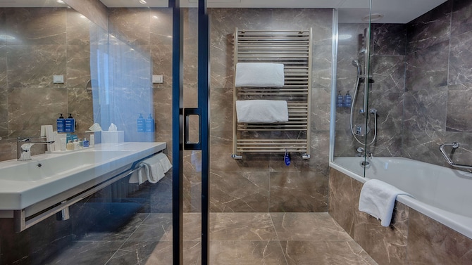 Radisson Blu Plaza Hotel, Ljubljana - Junior Suite Bathroom