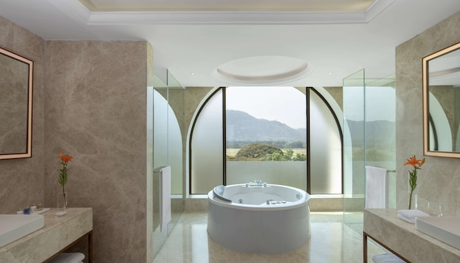 Radisson Blu Plaza Hotel Mysore - Presidential Suite Bathroom