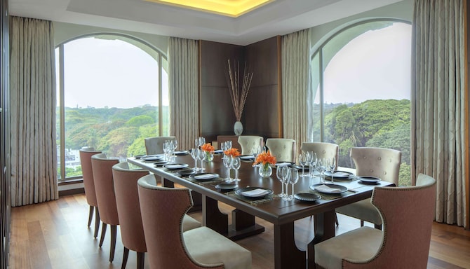 Radisson Blu Plaza Hotel Mysore - Presidential Suite Dining Area