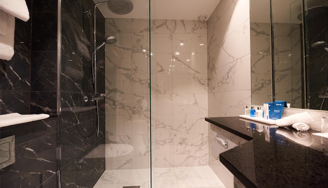 Radisson Blu Plaza Hotel, Oslo - Guest Room Bathroom