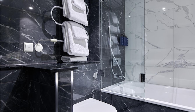 Radisson Blu Plaza Hotel, Oslo - Suite Bathroom