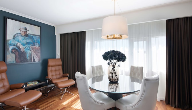 Radisson Blu Plaza Hotel, Oslo - Edward Munch - Suite living room