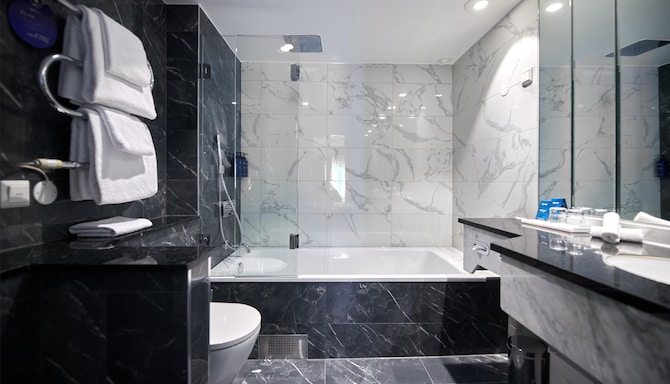 Radisson Blu Plaza Hotel, Oslo - Bathroom Suite