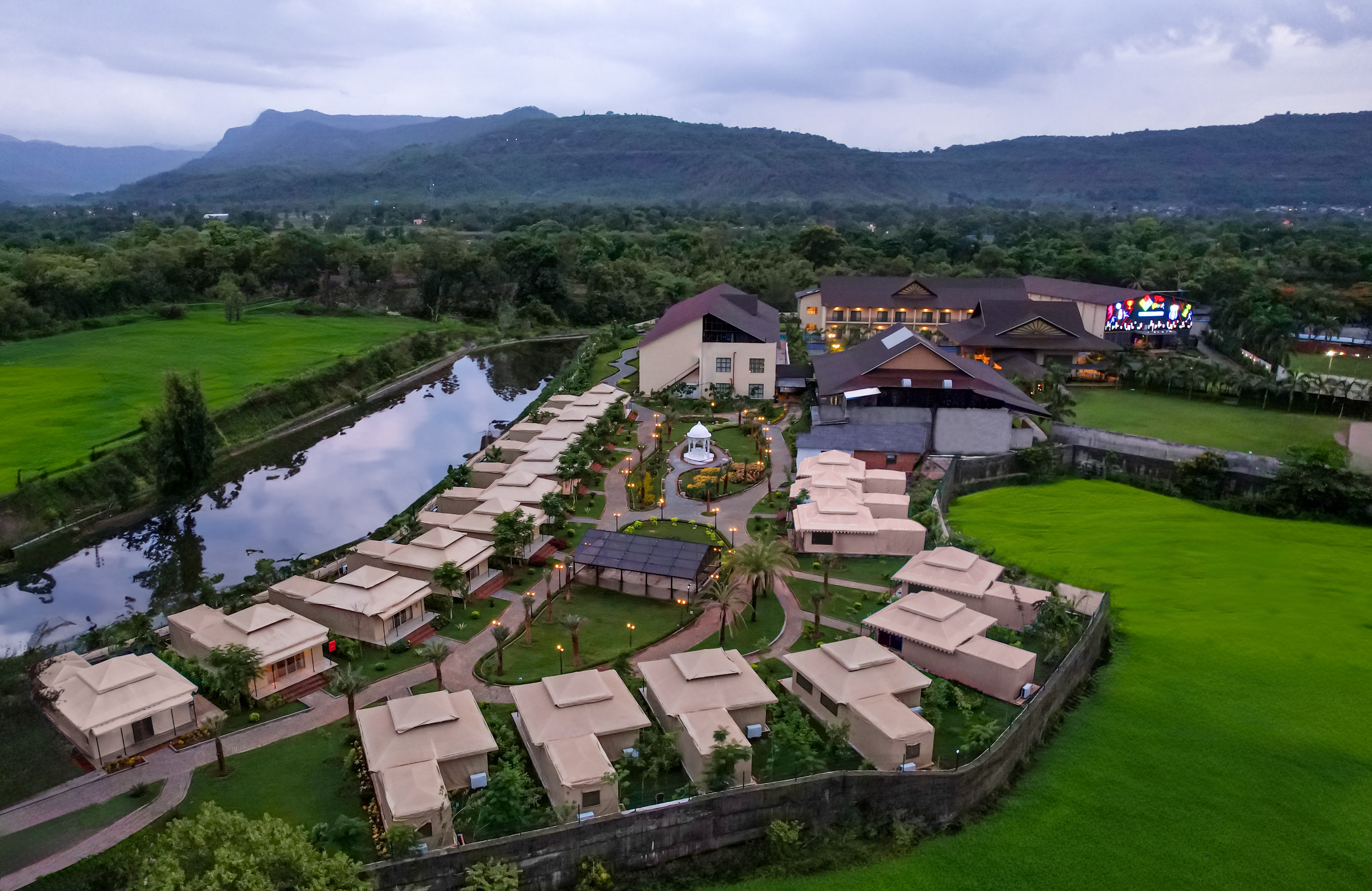 Radisson Blu Plaza Resort & Convention Centre, Karjat - Full Hotel Video