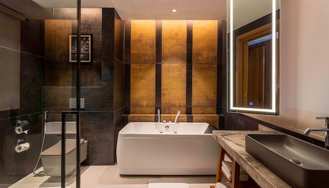 Radisson Blu Plaza Resort & Convention Centre, Karjat - Premium Room Bathroom