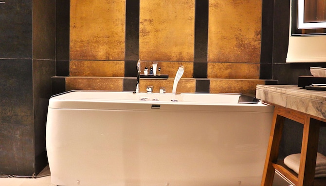 Radisson Blu Plaza Resort & Convention Centre, Karjat - Executive room Bathroom Bathtub