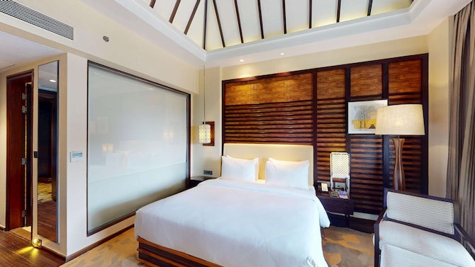 Radisson Blu Plaza Resort & Convention Centre, Karjat - Business Class Bedroom