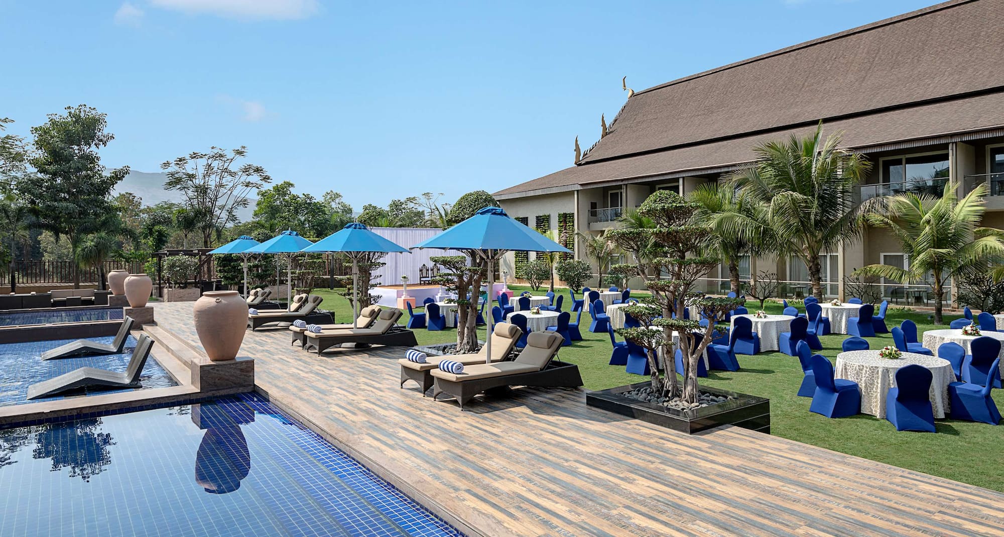 Radisson Blu Plaza Resort and Convention Centre Karjat - Pool Side Lawn