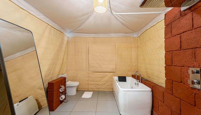 Radisson Blu Plaza Resort & Convention Centre, Karjat - Presidential Tent Bathroom