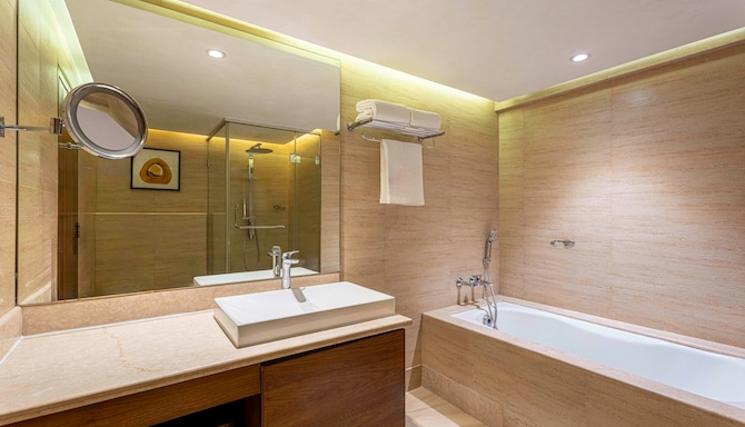Radisson Blu Plaza Resort & Convention Centre, Karjat - Suite Bathroom