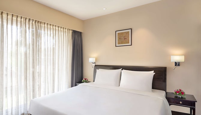 Radisson Blu Plaza Resort & Convention Centre Karjat - Two-Bedroom Villa - Ground-floor bedroom