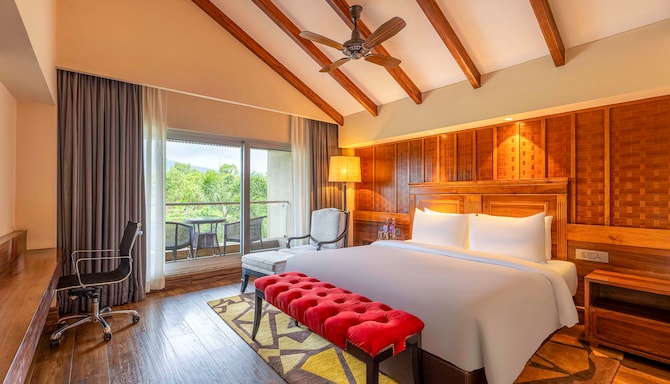 Radisson Blu Plaza Resort & Convention Centre, Karjat - Suite Bedroom