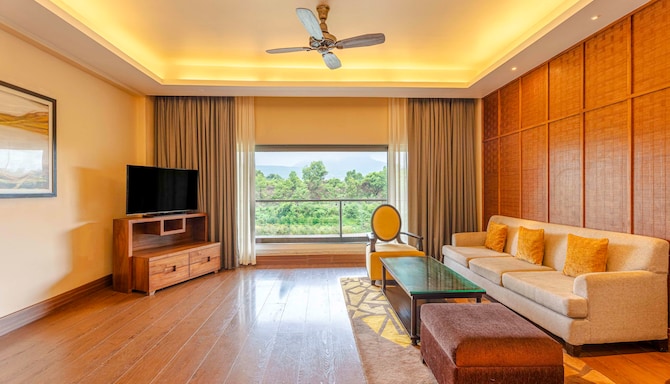 Radisson Blu Plaza Resort & Convention Centre, Karjat - Suite Livingroom
