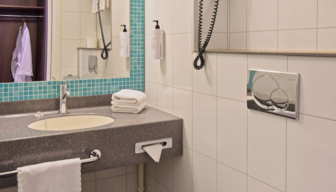 Radisson Blu Polar Hotel, Spitsbergen - Bathroom