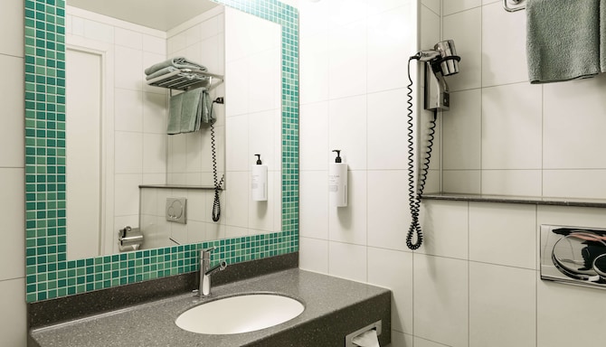 Radisson Blu Polar Hotel, Spitsbergen - Standard room - Bathroom
