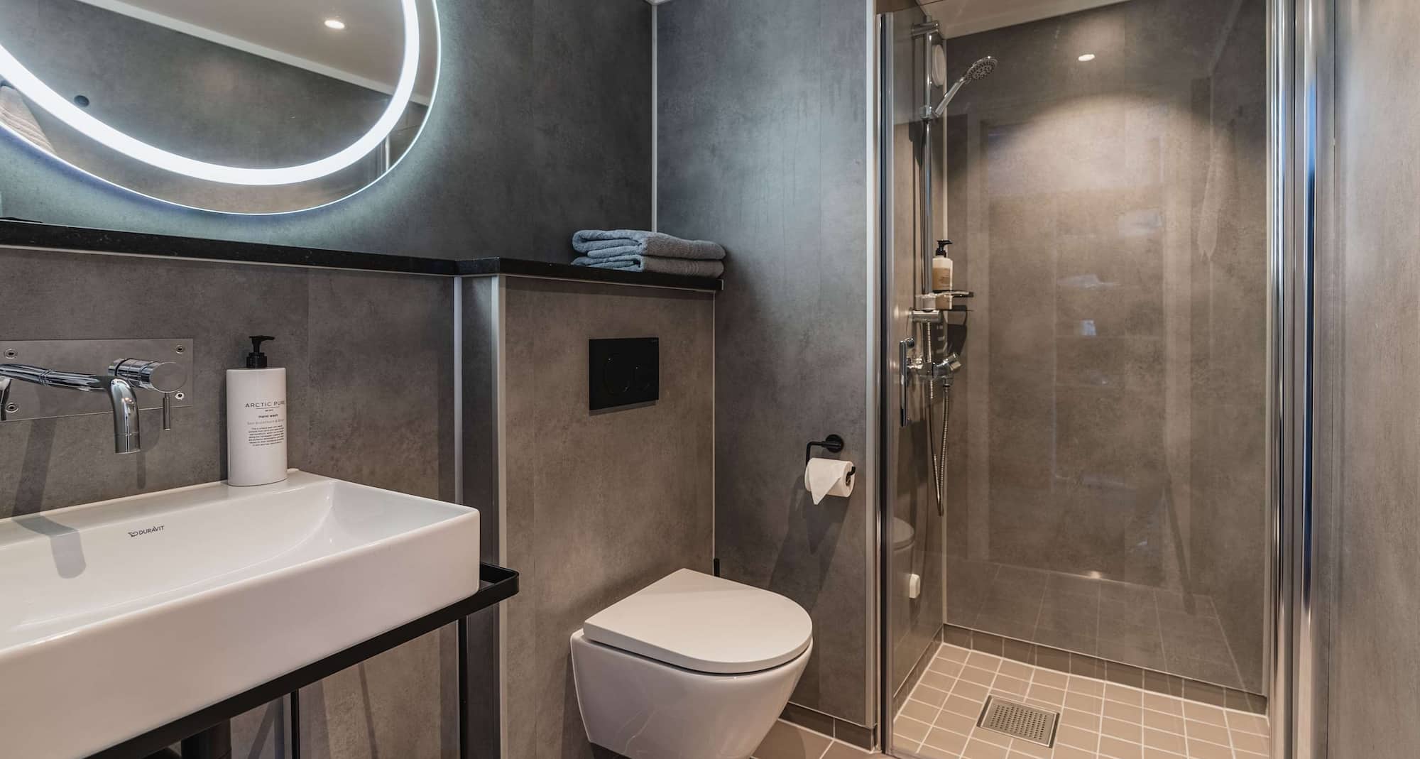 Radisson Blu Polar Hotel, Spitsbergen - Suite bathroom