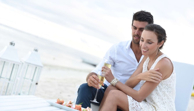 Radisson Blu Poste Lafayette Resort & Spa, Mauritius - Hôtes savourant des cocktails au coucher du soleil