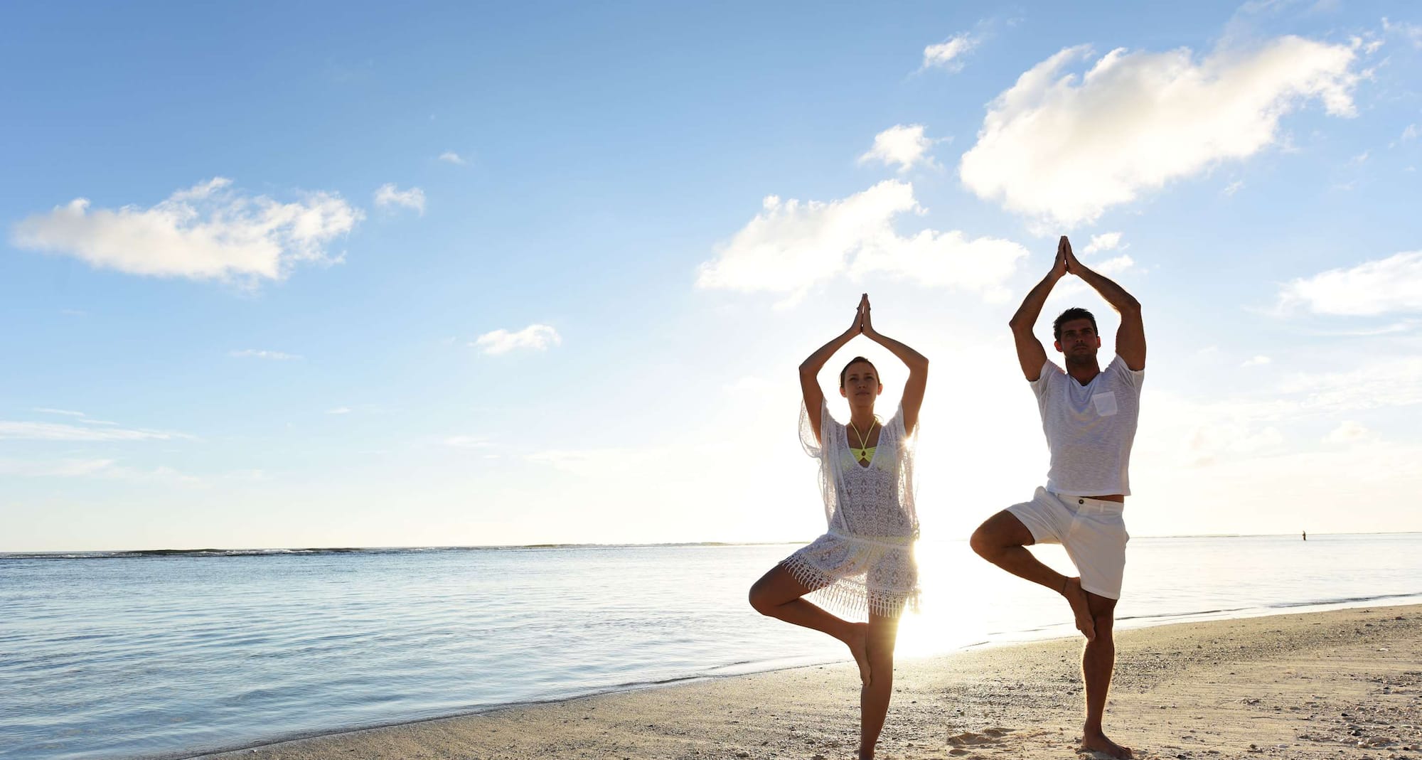 Radisson Blu Poste Lafayette Resort & Spa, Mauritius - гости занимаются йогой на пляже