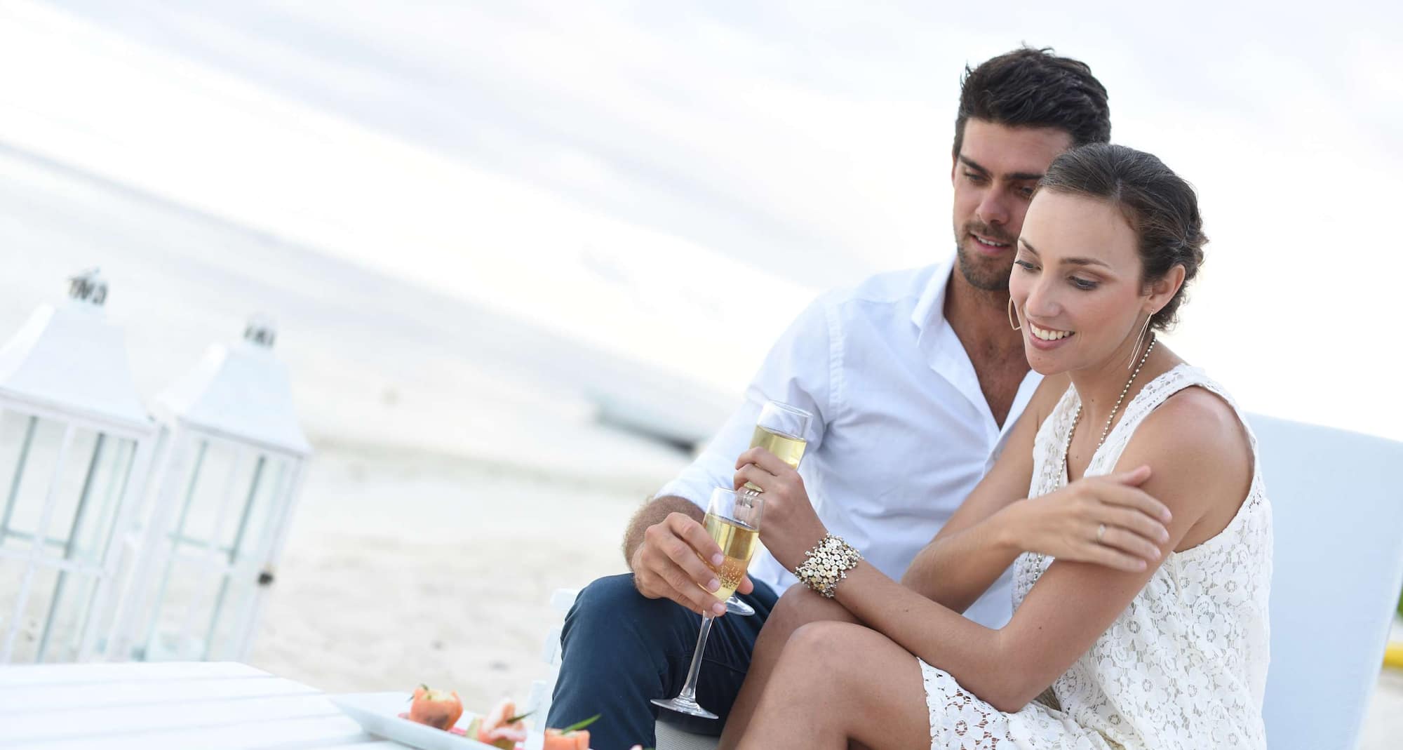 Radisson Blu Poste Lafayette Resort & Spa, Mauritius - гости наслаждаются коктейлями на закате