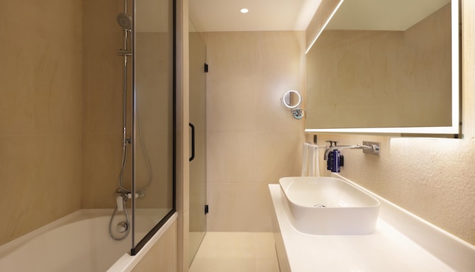 Radisson Blu Residence, Dubai Marina - Guest room bath