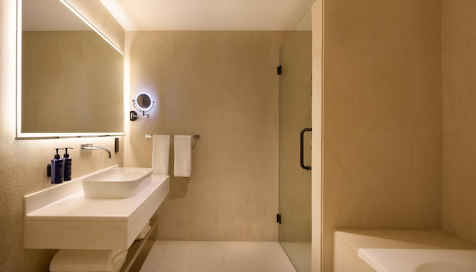 Radisson Blu Residence, Dubai Marina - Guest room bath