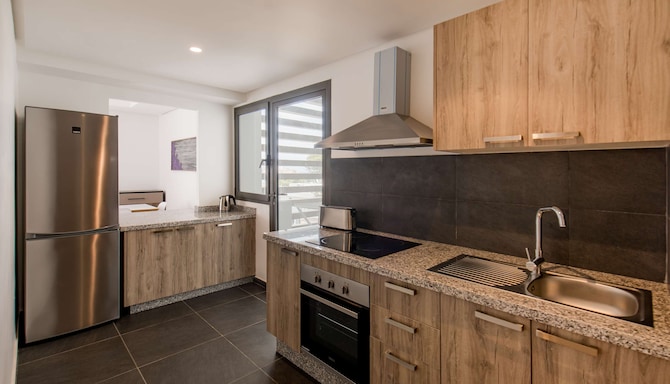 راديسون بلو ريزيدينس، الحسيمة، مطبخ شقة بغرفة نوم واحدة