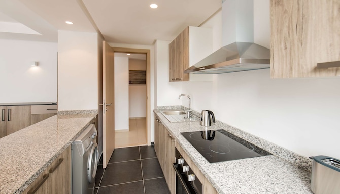 راديسون بلو ريزيدينس، الحسيمة، جناح بنغالو يضم ثلاث غرف نوم وتراس ويتميز بإطلالة على البحر