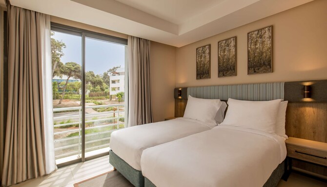 راديسون بلو ريزيدينس، الحسيمة، جناح بنغالو يضم ثلاث غرف نوم وتراس ويتميز بإطلالة على البحر