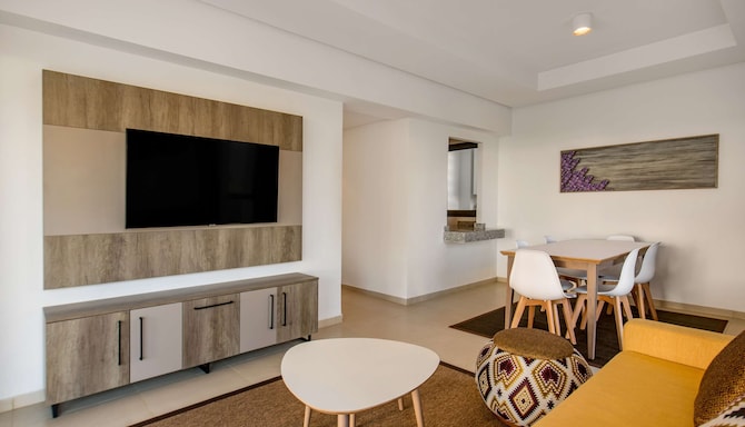 راديسون بلو ريزيدينس، الحسيمة، شقة بغرفتي نوم بها تراس وتتميز بإطلالة على البحر