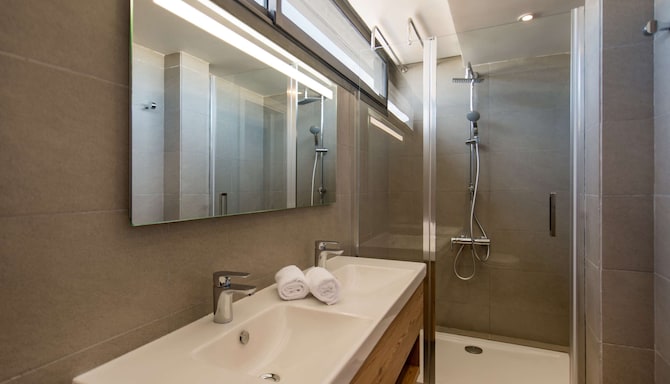 راديسون بلو ريزيدينس، الحسيمة، حمام جناح بنغالو بثلاث غرف نوم