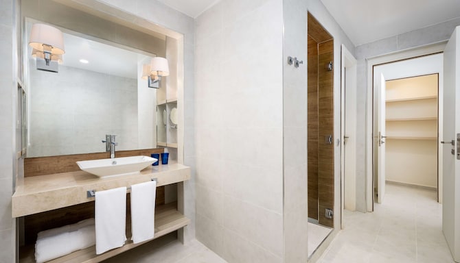 Radisson Blu Residences, Saidia - One Bedroom Apartment bathroom