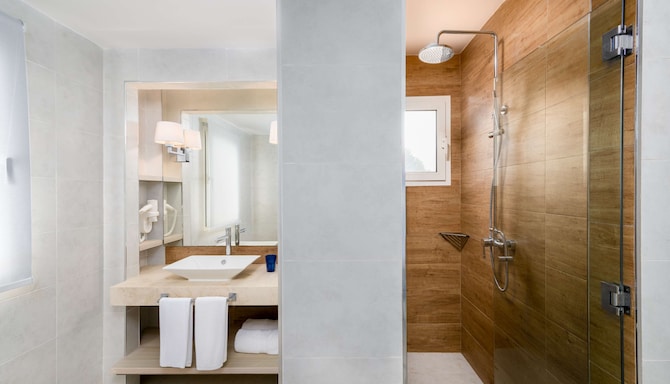 Radisson Blu Residences, Saidia - One Bedroom Apartment bathroom