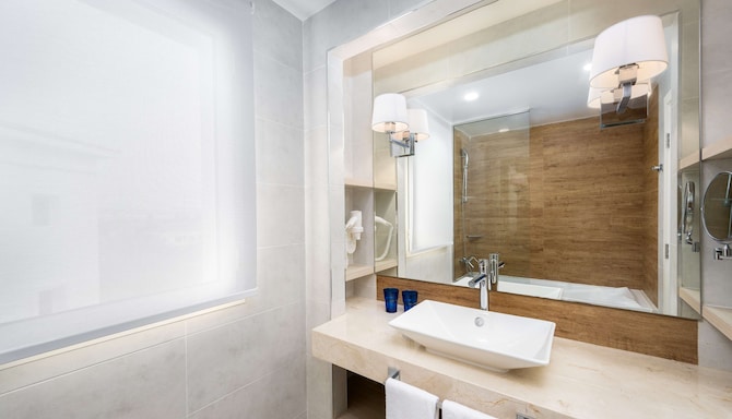 Radisson Blu Residences, Saidia - One Bedroom Apartment bathroom