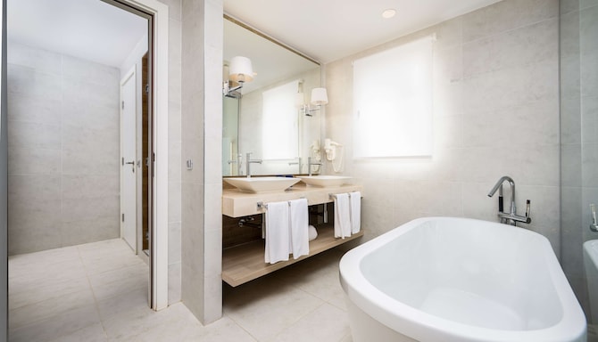 Radisson Blu Residences, Saidia - Suite bathroom