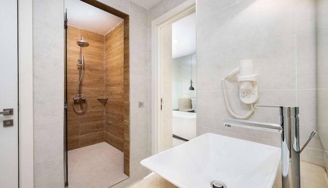 Radisson Blu Residences, Saidia - Suite bathroom
