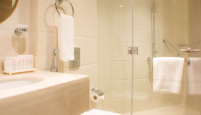 Radisson Blu Resort, Al Khobar Half Moon Bay - Guest room bathroom