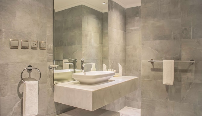 Radisson Blu Resort, Al Khobar Half Moon Bay - Suite bathroom