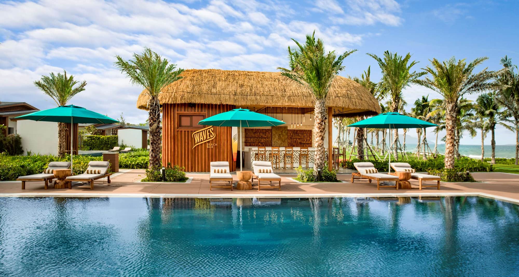 Radisson Blu Resort, Cam Ranh - Waves Beach Bar