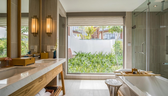 Radisson Blu Resort, Cam Ranh - Villa Bathroom