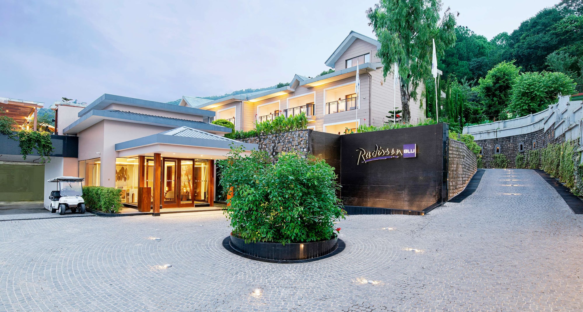 Radisson Blu Resort Dharamshala - Hotel entrance