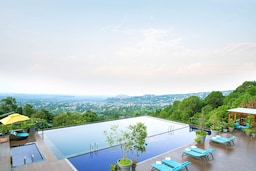 Radisson Blu Resort Dharamshala - Pool with view