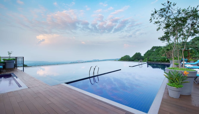 Radisson Blu Resort Dharamshala - Infinity pool