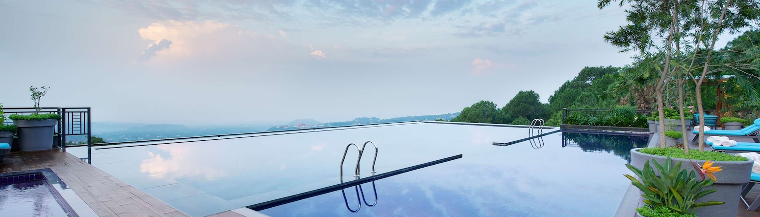 Radisson Blu Resort Dharamshala - Infinity pool