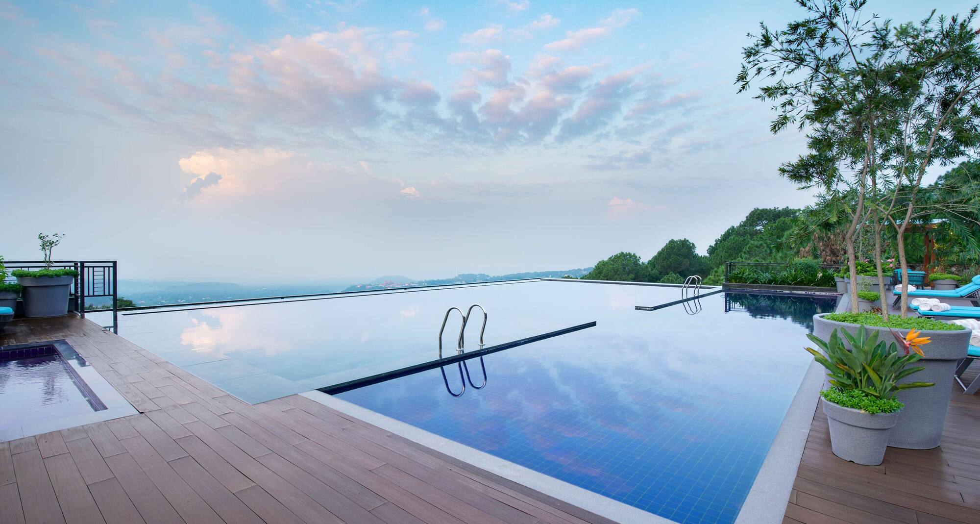Radisson Blu Resort Dharamshala - Infinity pool
